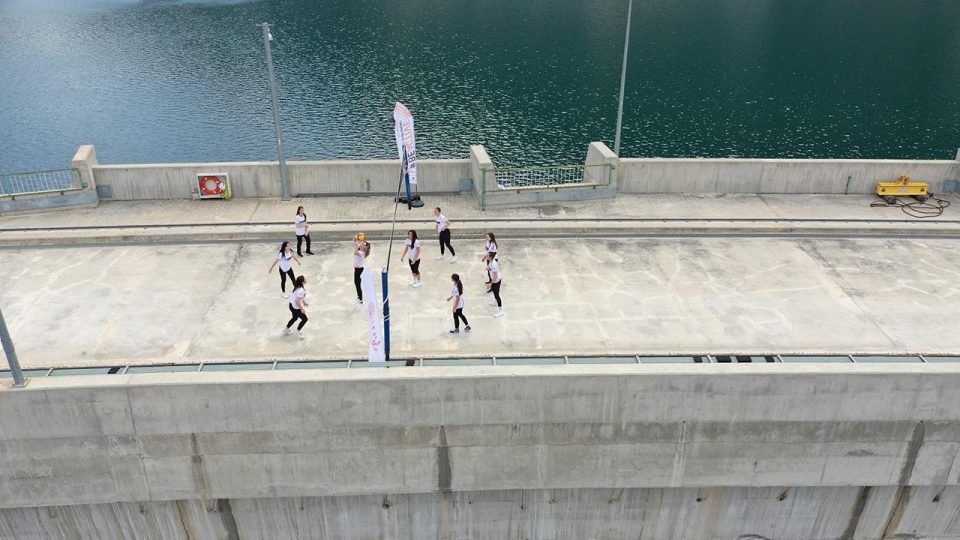 249 metre yüksekliğindeki baraj gövdesinde voleybol maçı